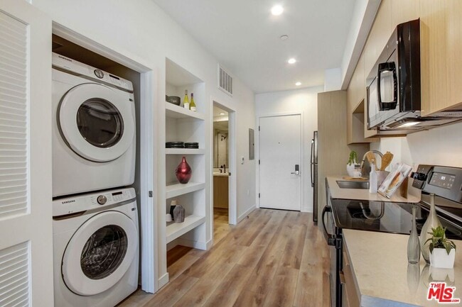 1157 S Hoover St in Los Angeles, CA - Building Photo - Building Photo
