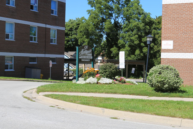 Holgate Court in Barrie, ON - Building Photo - Building Photo