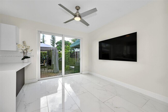 10191 NW 32nd Terrace in Doral, FL - Foto de edificio - Building Photo