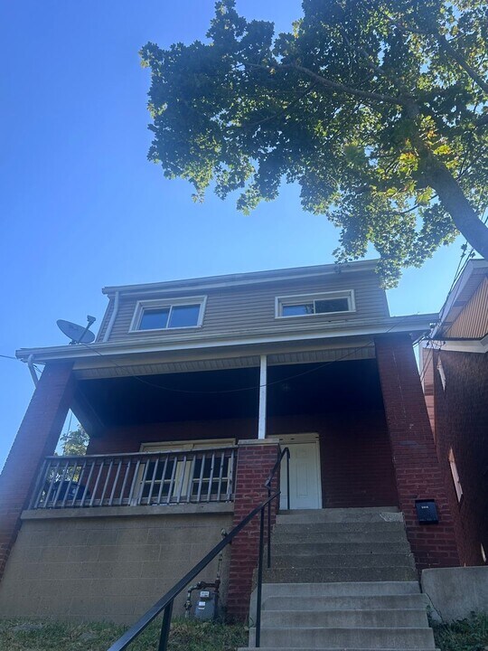 2434 Hazelton St in Pittsburgh, PA - Building Photo