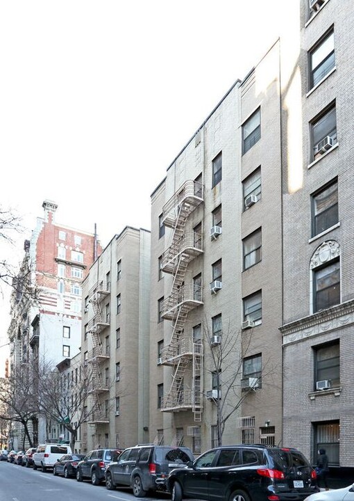 155 W 71st St in New York, NY - Building Photo