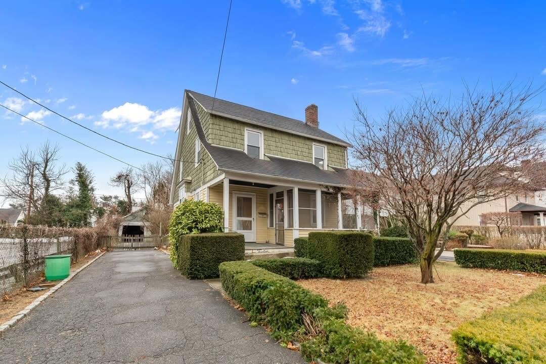 12 Breuer Ave in Great Neck, NY - Building Photo