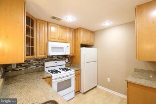 18701 Sparkling Water Dr in Germantown, MD - Building Photo