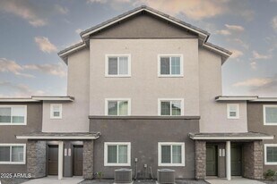 12570 N Cotton Ln in Surprise, AZ - Building Photo