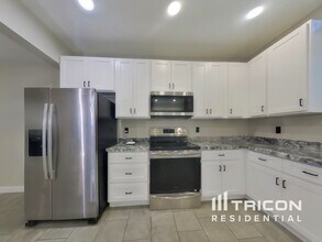 4007 E Apollo Rd in Phoenix, AZ - Building Photo - Building Photo
