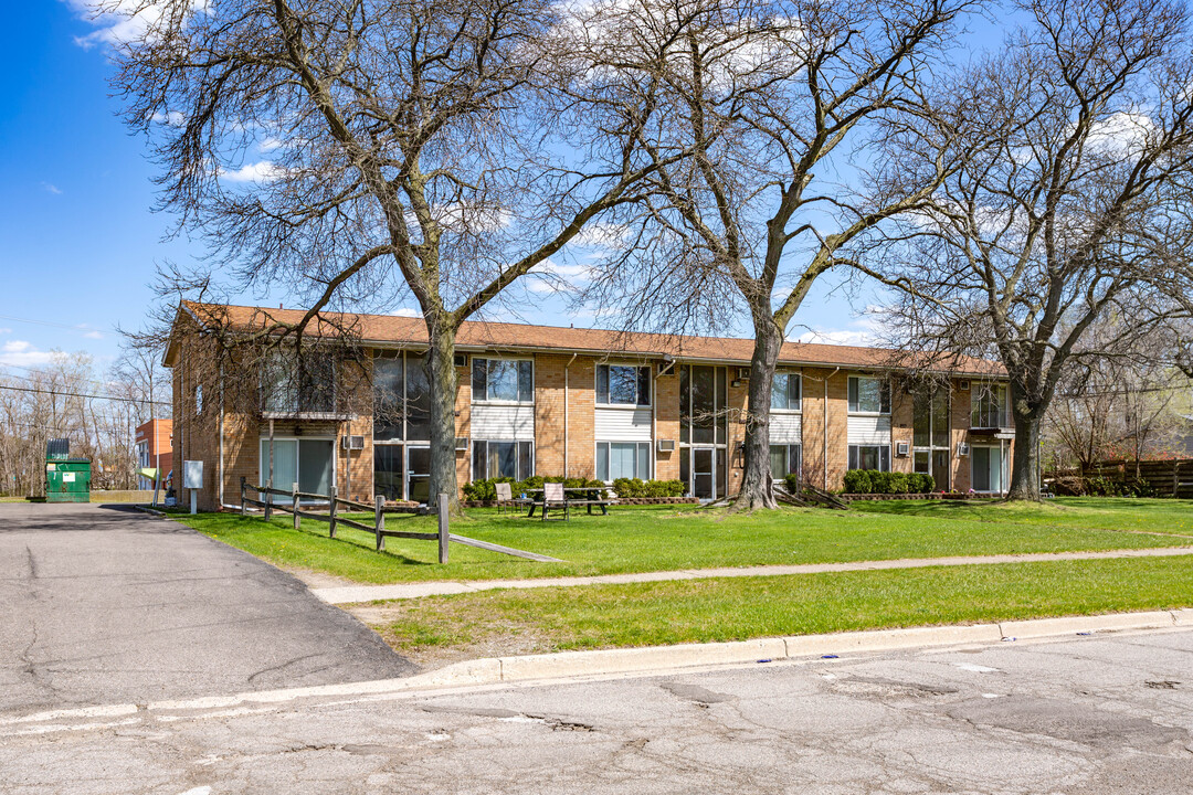 Nancywood Apartments in Waterford, MI - Building Photo