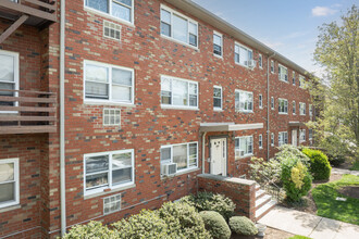 Riviera Gardens in Fort Lee, NJ - Building Photo - Building Photo