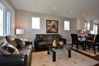 423 Cochrane Rd in Hamilton, ON - Building Photo - Building Photo