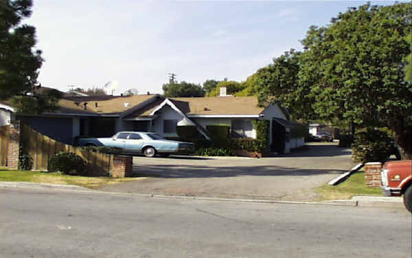 2649-2659 Orange Ave in Costa Mesa, CA - Foto de edificio - Building Photo