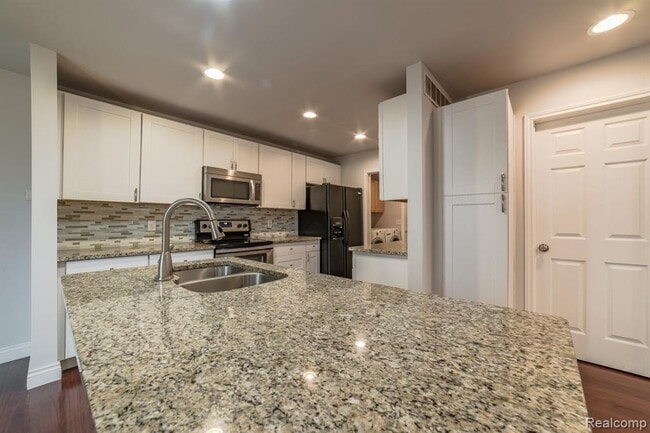 324 Stratford Ln in Lake Orion, MI - Building Photo - Building Photo
