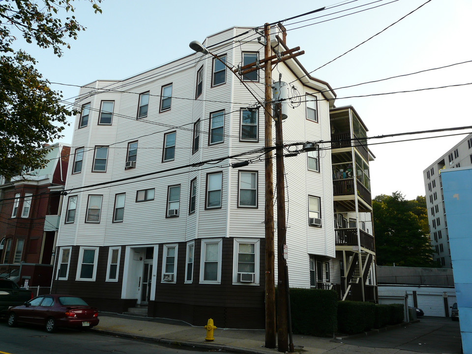 185 Washington Ave in Chelsea, MA - Foto de edificio