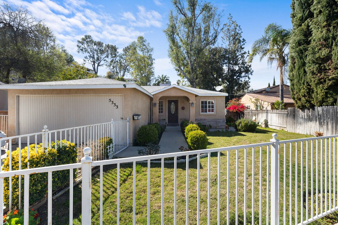 5333 Canoga Ave in Los Angeles, CA - Building Photo