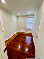 35 Humphreys St in Boston, MA - Building Photo