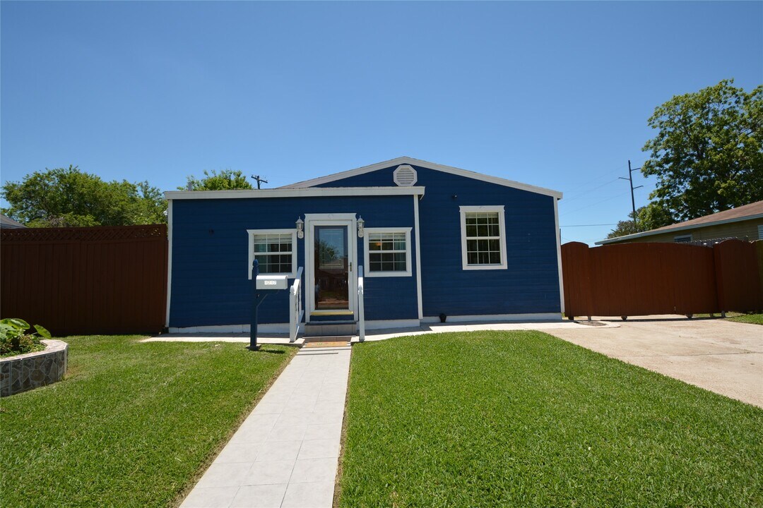 1217 9th Ave N in Texas City, TX - Building Photo