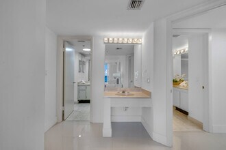 1717 N Bayshore Dr in Miami, FL - Building Photo - Building Photo
