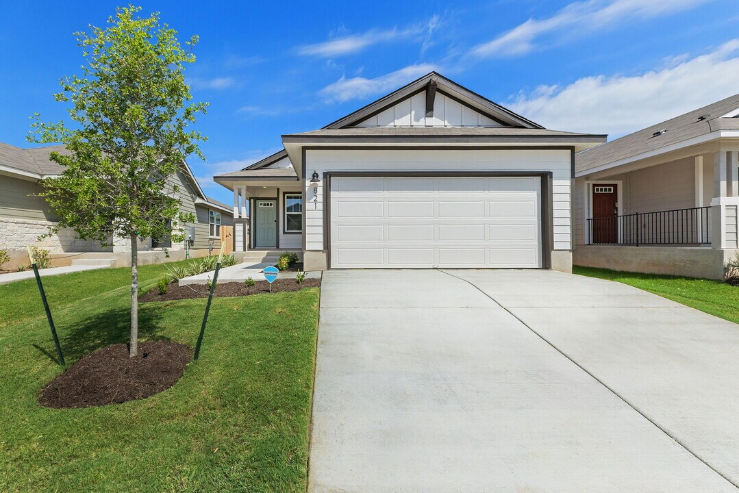 821 Sun Grove Trl in Andice, TX - Foto de edificio