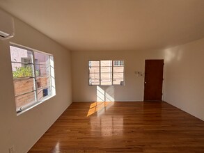 4616 Kingswell Ave in Los Angeles, CA - Foto de edificio - Building Photo