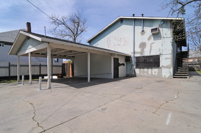 1315 E Market St in Stockton, CA - Foto de edificio - Building Photo