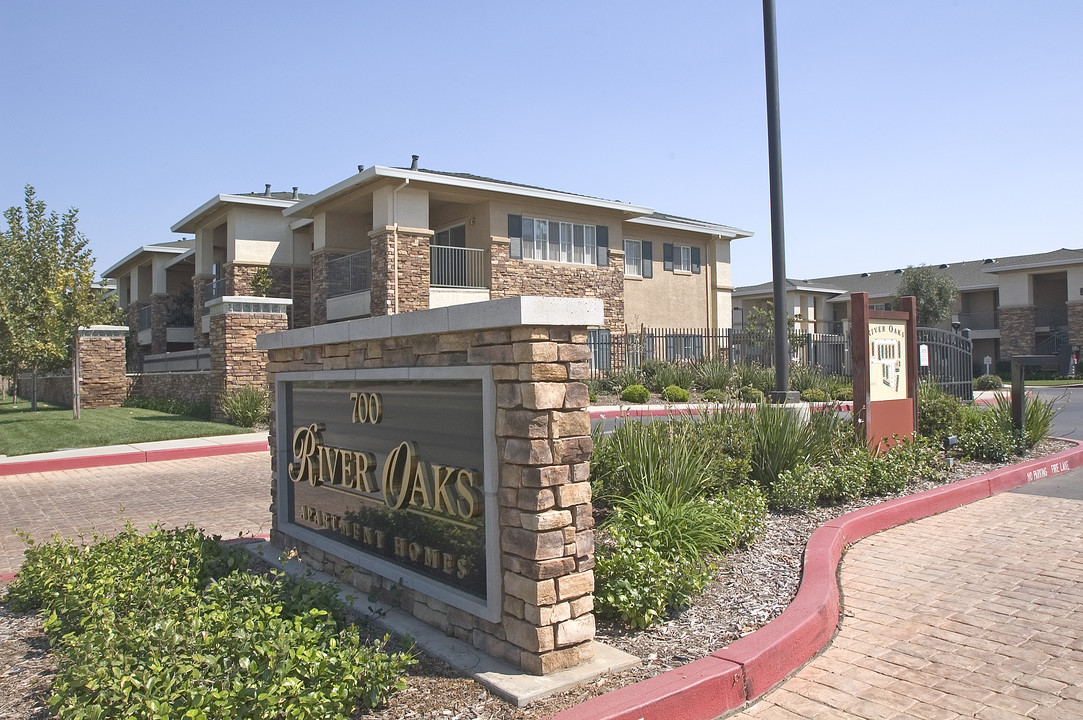 River Oaks Apartments in Yuba City, CA - Building Photo