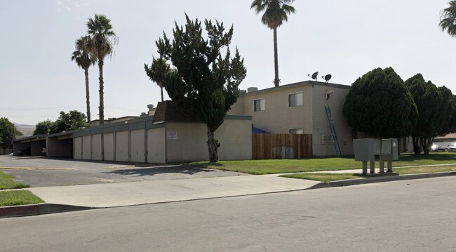 Cambria Park North & South Apartments in Loma Linda, CA - Foto de edificio - Building Photo