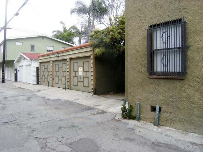 25 Falcon Ave in Long Beach, CA - Foto de edificio - Building Photo