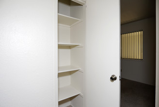 Courtyard Cottages[OLD] in Sacramento, CA - Building Photo - Interior Photo