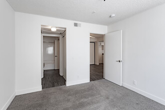 B & B Apartments in Los Angeles, CA - Building Photo - Interior Photo