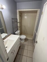 2107 49th St, Unit B in Lubbock, TX - Foto de edificio - Building Photo