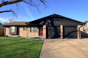 1323 SE Clover Ln in Lawton, OK - Building Photo