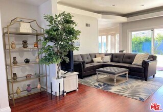 6605 S Sherbourne Dr in Los Angeles, CA - Building Photo - Building Photo