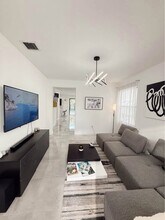 717 NE 191st St in Miami, FL - Building Photo - Building Photo