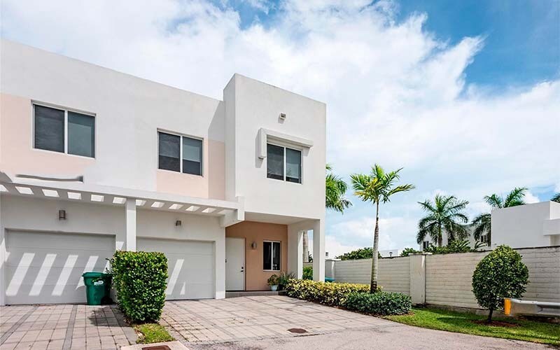 7205 NW 103rd Path in Doral, FL - Building Photo
