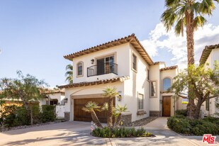 546 N Indian Canyon Dr in Palm Springs, CA - Building Photo