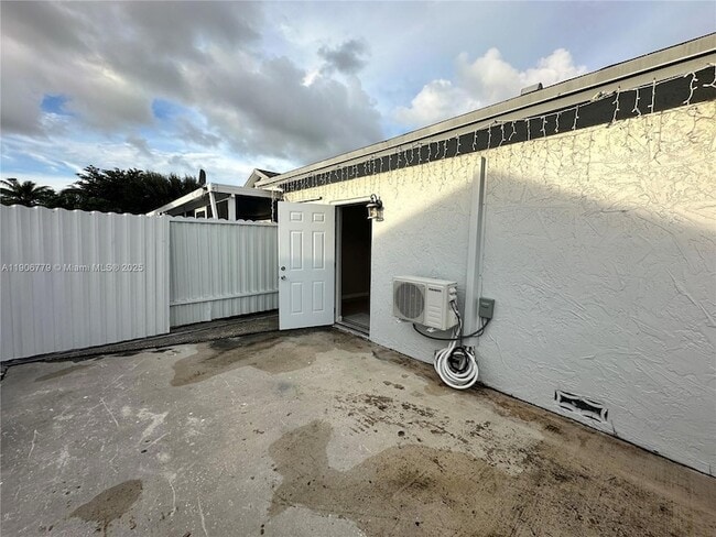 5781 NW 192nd St, Unit A in Hialeah, FL - Building Photo - Building Photo
