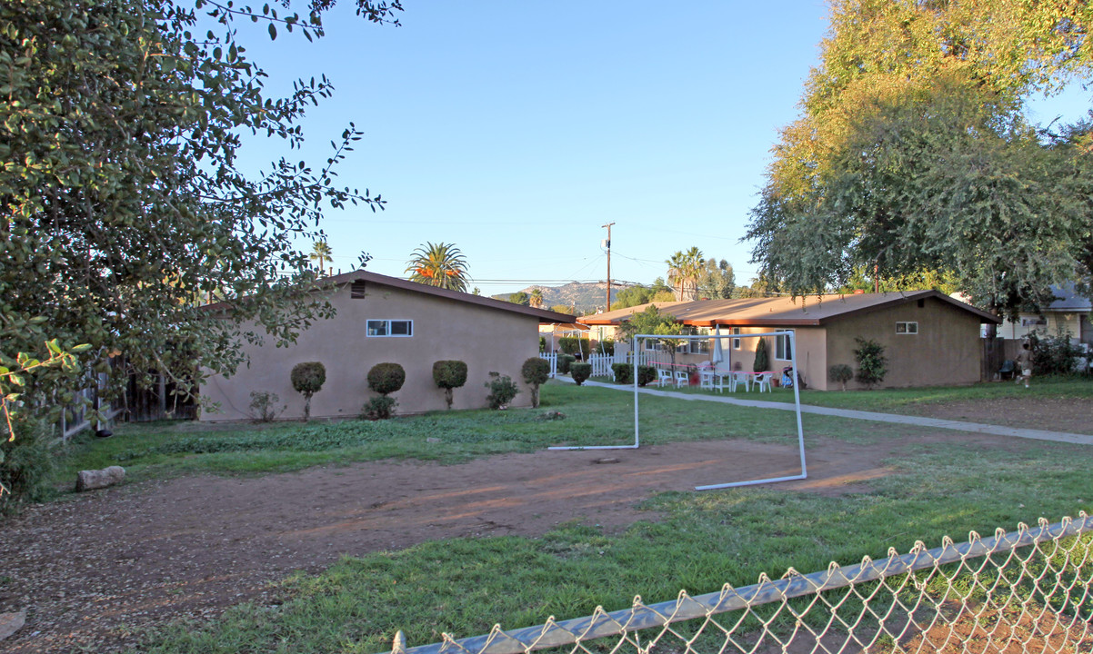 910 E 2nd Ave in Escondido, CA - Building Photo