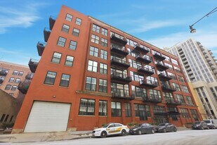 525 W Superior St in Chicago, IL - Building Photo