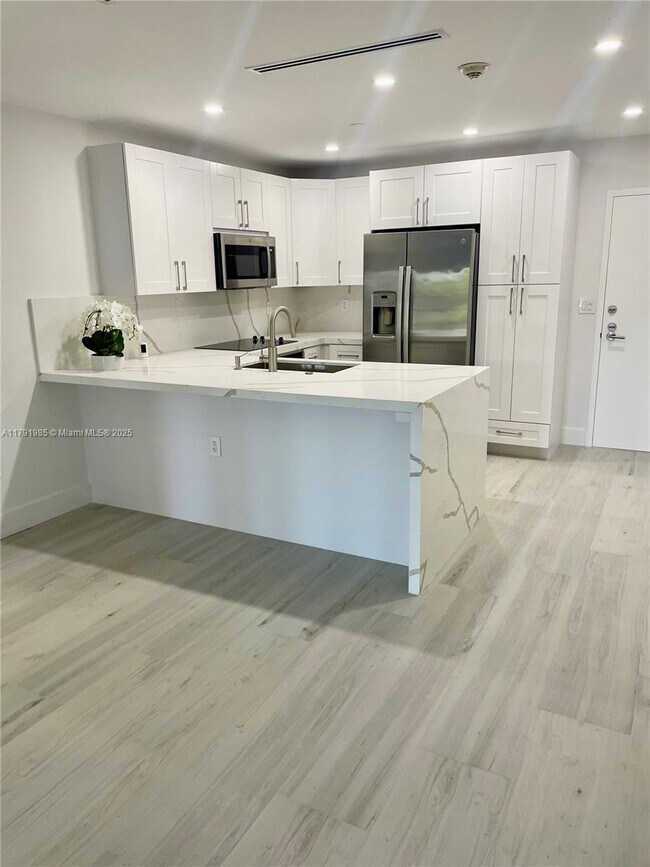 575 Crandon Blvd in Key Biscayne, FL - Building Photo - Building Photo