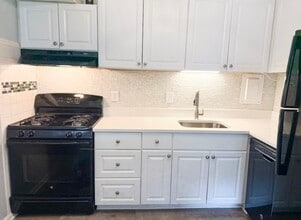 27 Canterbury Sq, Unit 101 in Alexandria, VA - Building Photo - Building Photo
