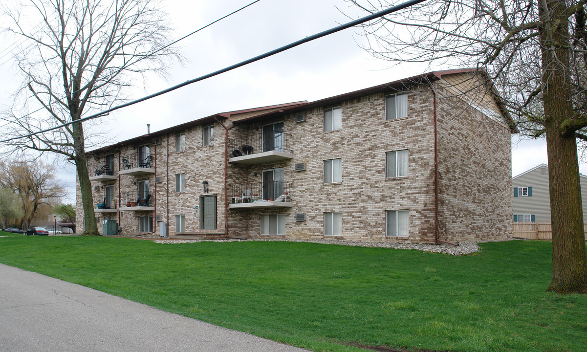 Blue Spruce Apartments in Lansing, MI - Building Photo