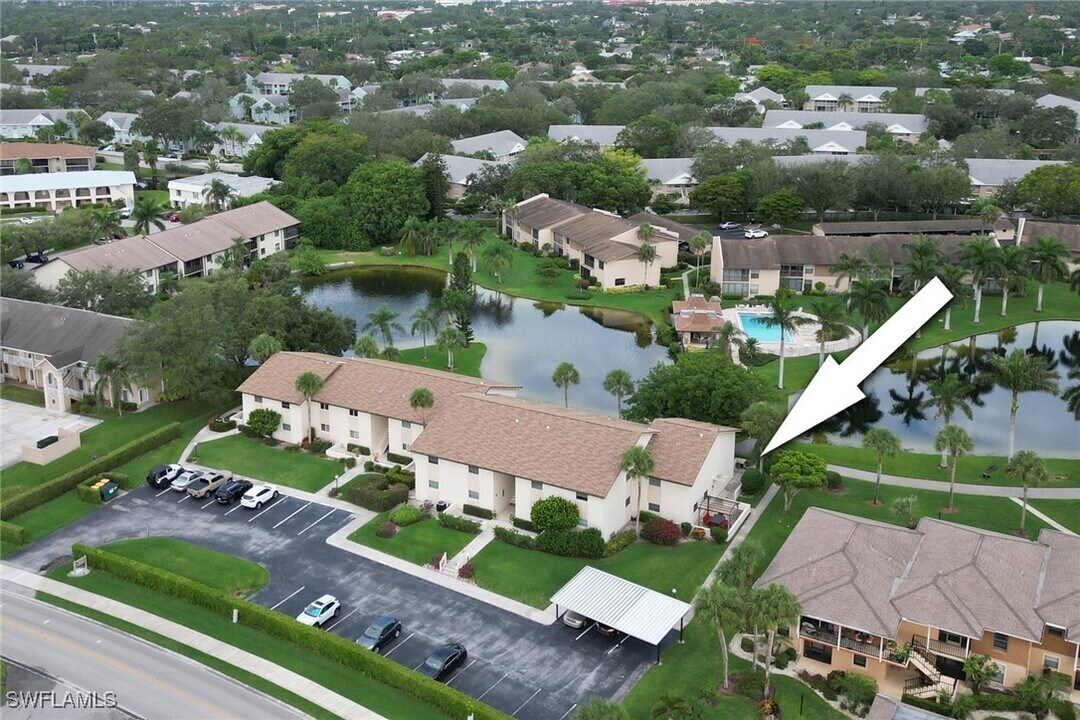 185 Cypress Way E in Naples, FL - Building Photo