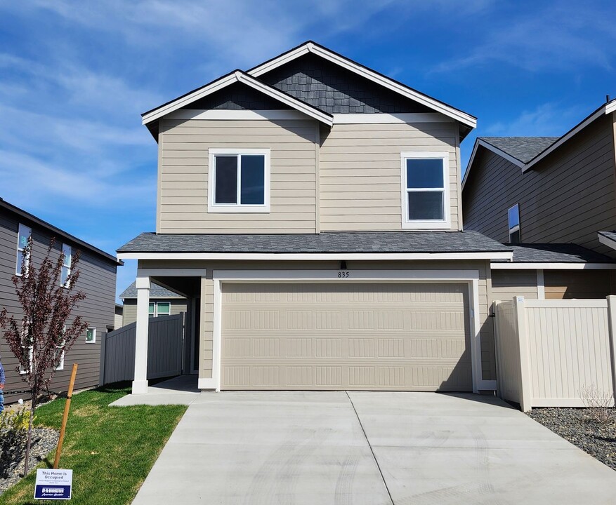 835 S Zeelar St in Kennewick, WA - Foto de edificio