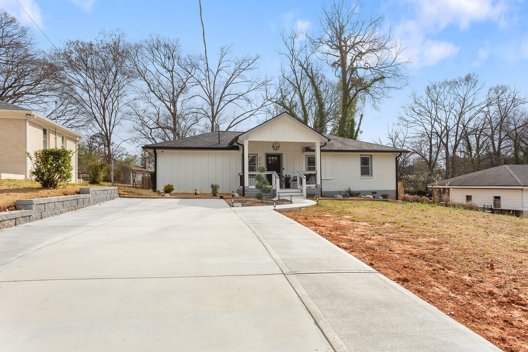 2792 Horse Shoe Dr in Atlanta, GA - Foto de edificio