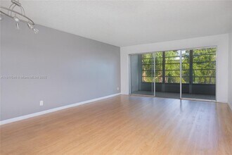 8330 Sands Point Blvd in Tamarac, FL - Building Photo - Building Photo