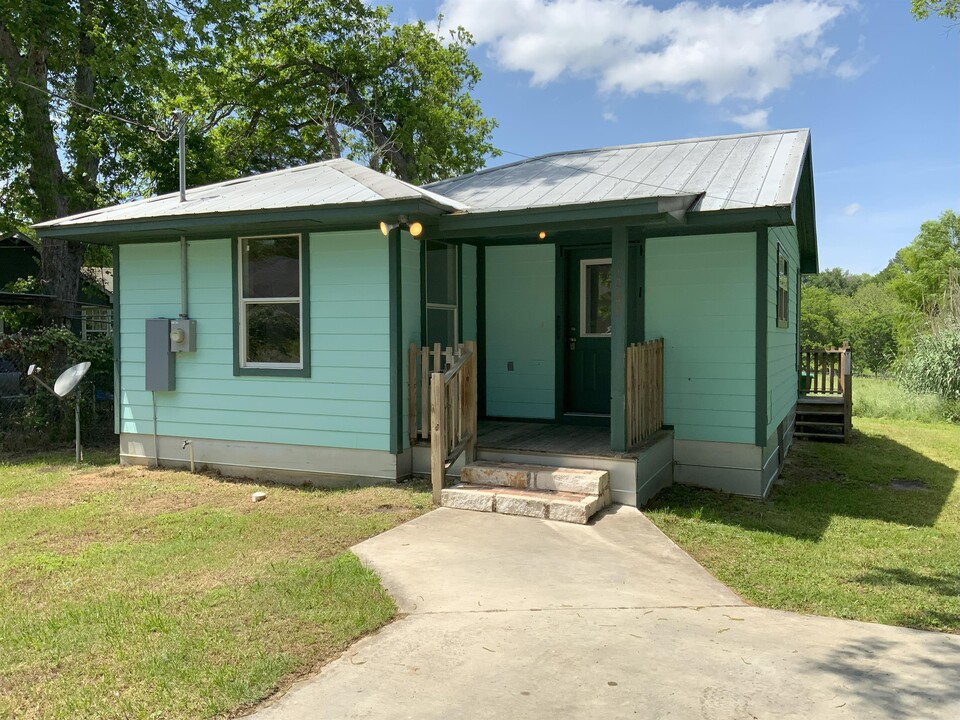 1203 E Main St in Brenham, TX - Building Photo