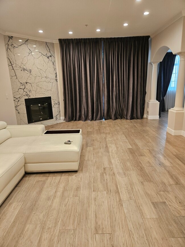 7218 Hillside Ave, Unit 307 in Los Angeles, CA - Building Photo - Building Photo