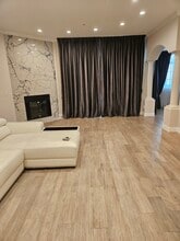 7218 Hillside Ave, Unit 307 in Los Angeles, CA - Foto de edificio - Building Photo