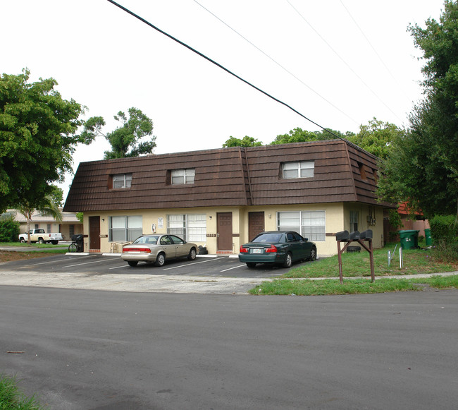 2001 NW 59th Ave in Fort Lauderdale, FL - Foto de edificio - Building Photo