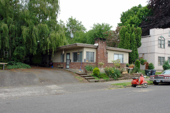 2536-2548 SE Hoyt St in Portland, OR - Building Photo - Building Photo