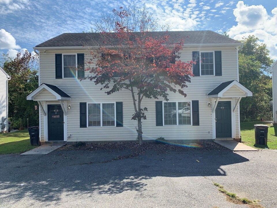 413 Three Creeks Ct in Lynchburg, VA - Foto de edificio