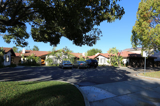 1605 S Maple St in Escondido, CA - Foto de edificio - Building Photo